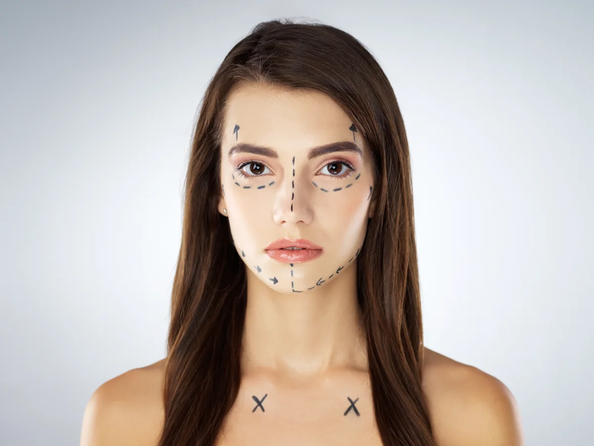 Análisis facial por tercios y proporciones previo a un tratamiento de armonización facial en Quito