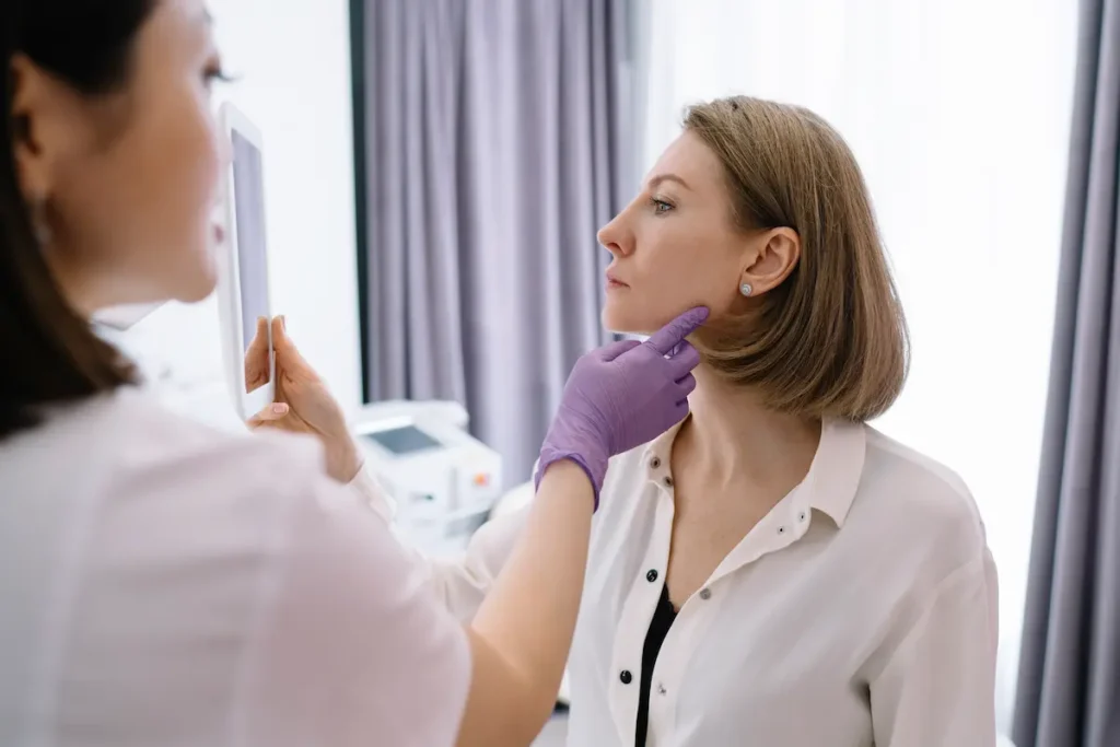 Especialista en dermatología evaluando el contorno mandibular de una paciente