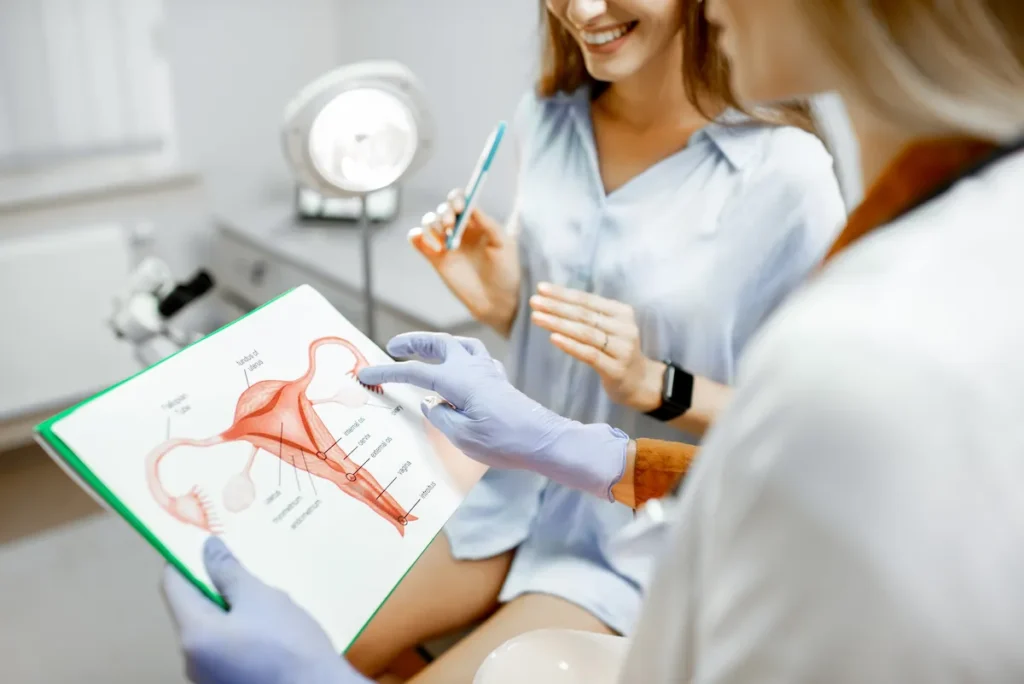¿Qué es una labioplastia y en qué consiste? 1 Médica especialista explicando qué es una labioplastia a una paciente en consulta en Quito