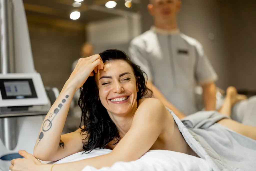 Mujer sonriente después de una sesión de radiofrecuencia corporal, con la piel más firme