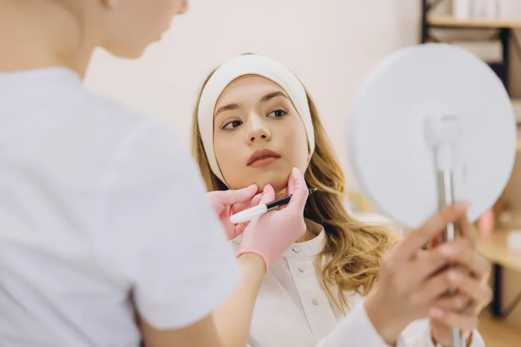 Paciente joven en consulta dermatológica preguntando sobre bichectomía, qué es y cómo se realiza